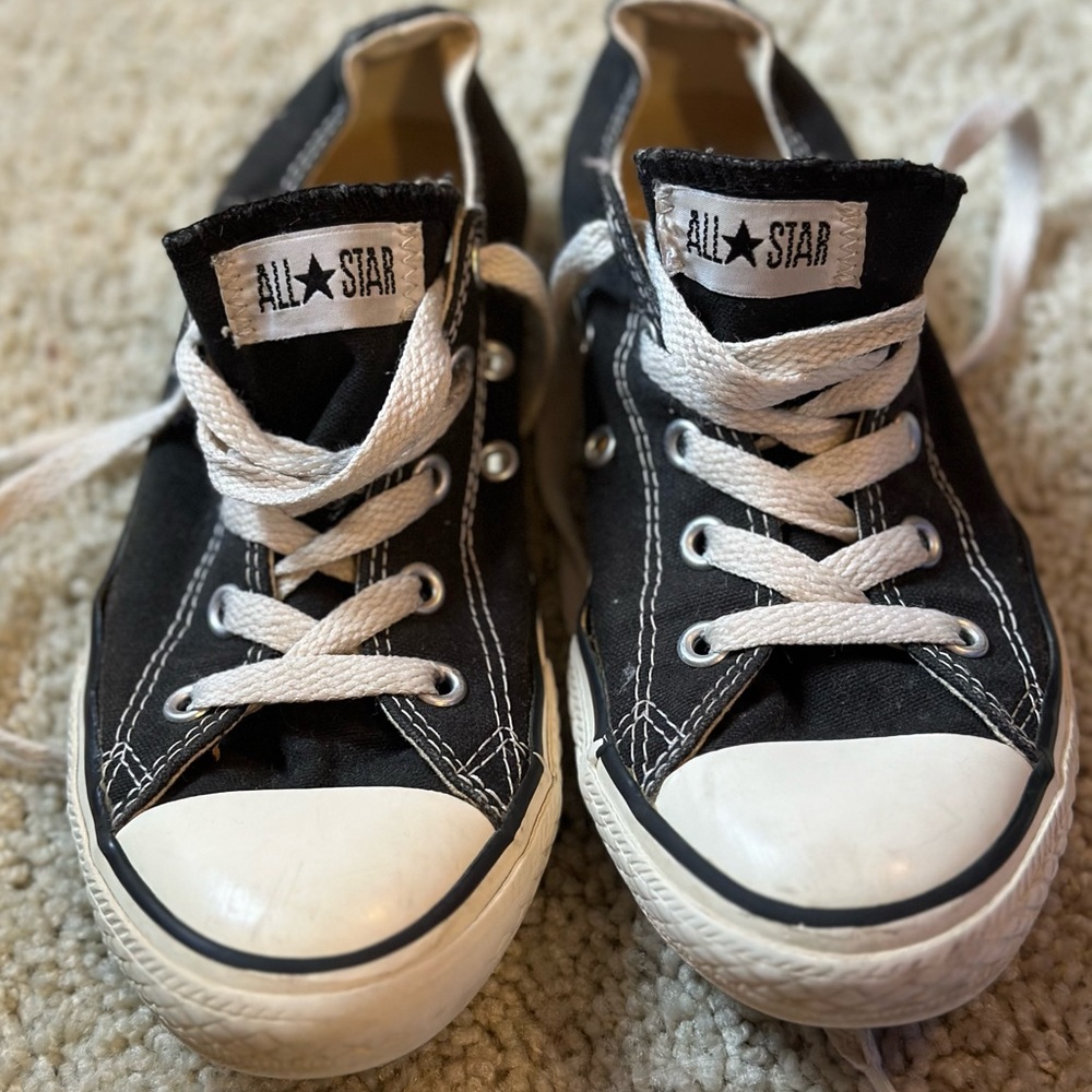 Low black converse.